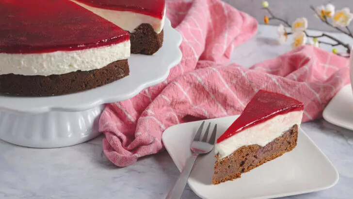 Low Carb Rotkäppchenkuchen ohne Zucker, präsentiert auf einem Teller