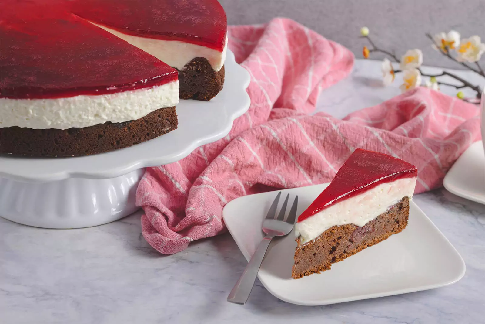 Low Carb Rotkäppchenkuchen ohne Zucker, präsentiert auf einem Teller
