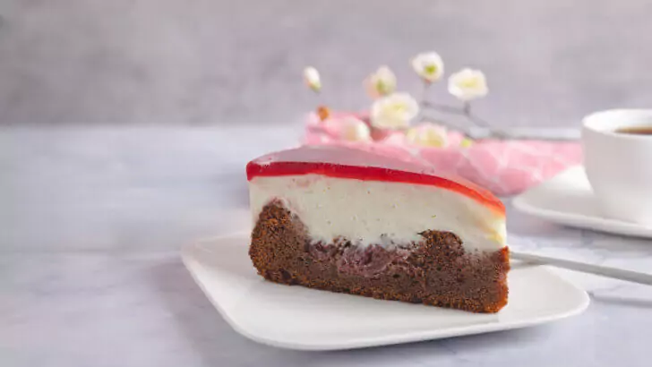 Ein Stück Low Carb Rotkäppchenkuchen auf einem Teller