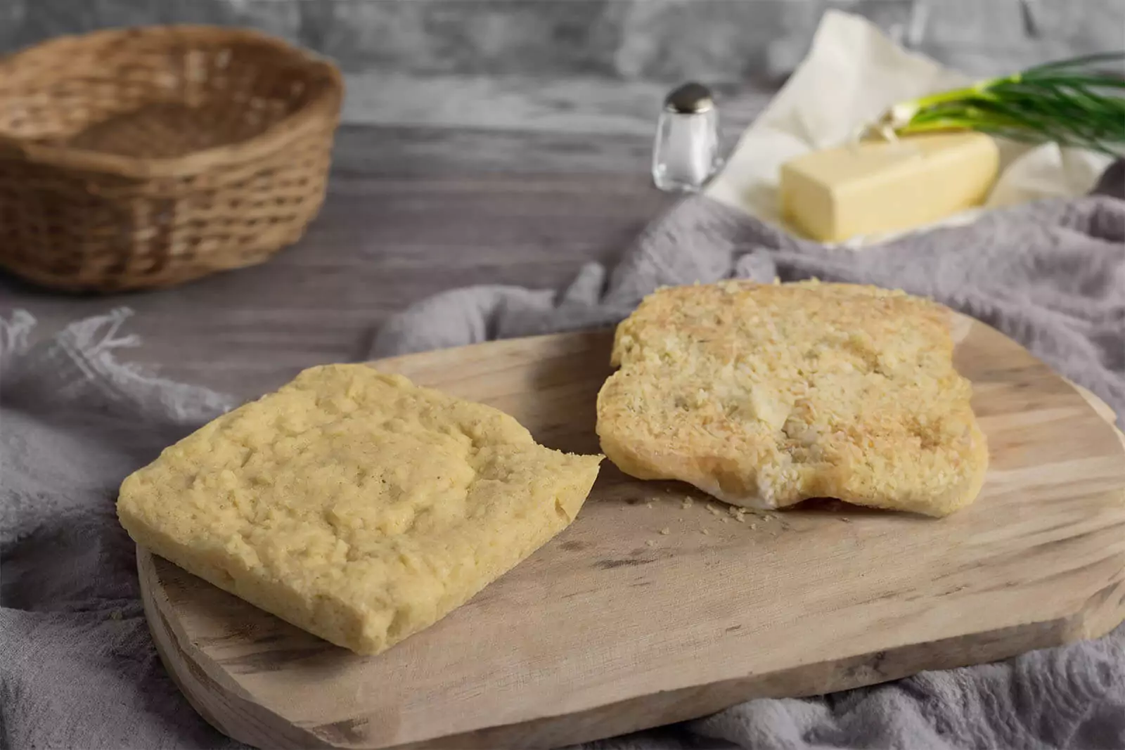 2 Scheiben Mikrowellenbrot auf einem Brett