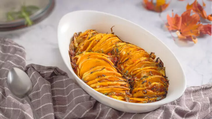 Nahaufnahme eines Keto-Gratins mit Butternussk&uuml;rbis und Salbei.